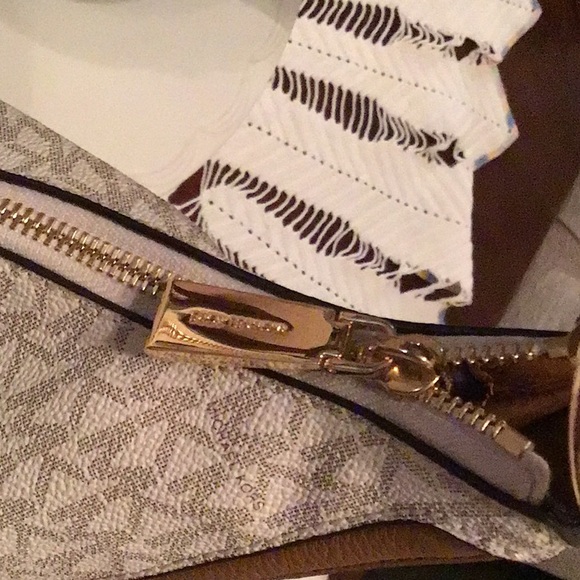 Michael Kors Lydia Large signature logo print with shiny gold tone hardware - Picture 3 of 7